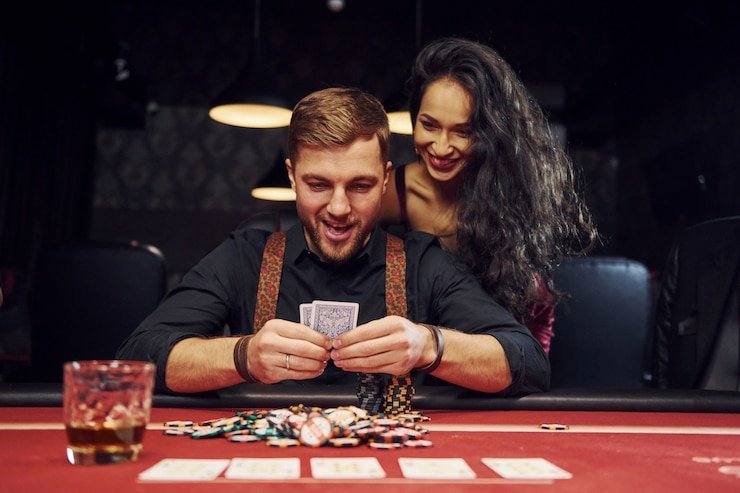 Payout table and hand rankings displayed at a ninatoto Caribbean Stud Poker live table